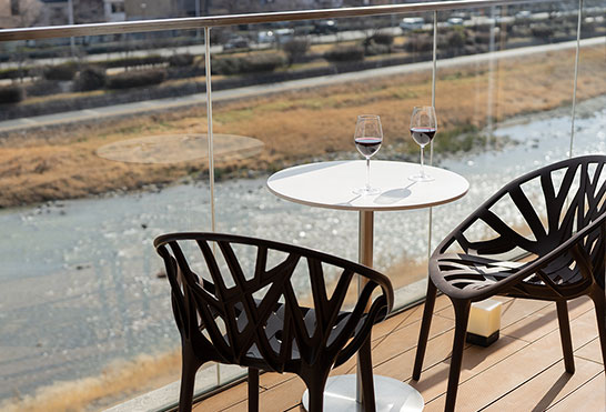 It is a special seat for admiring how gorgeous Kyoto is